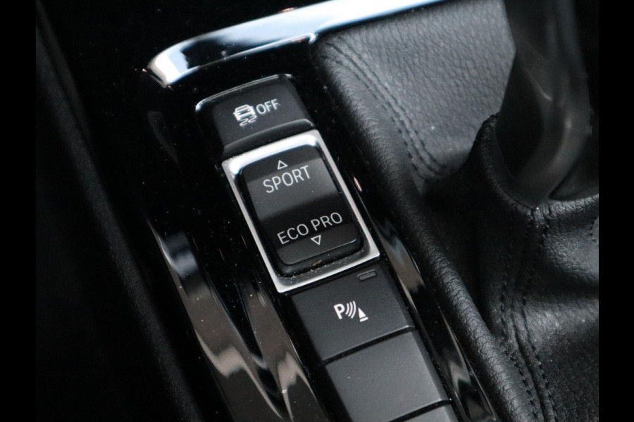 BMW X1 sDrive20i High Executive xLine Automaat / Navigatiesysteem Plus / Trekhaak / Panoramadak / Sportstoelen / Head-Up Display / Leder / Achteruitrijcamera / Stoelverwarming / DAB / 18 Inch