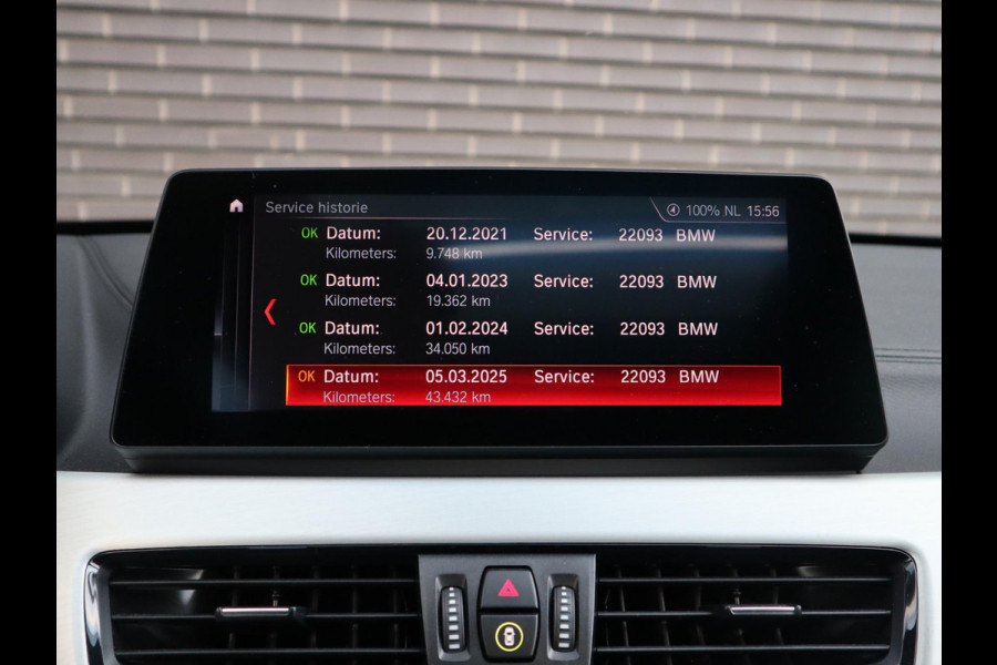 BMW X1 sDrive20i High Executive xLine Automaat / Navigatiesysteem Plus / Trekhaak / Panoramadak / Sportstoelen / Head-Up Display / Leder / Achteruitrijcamera / Stoelverwarming / DAB / 18 Inch
