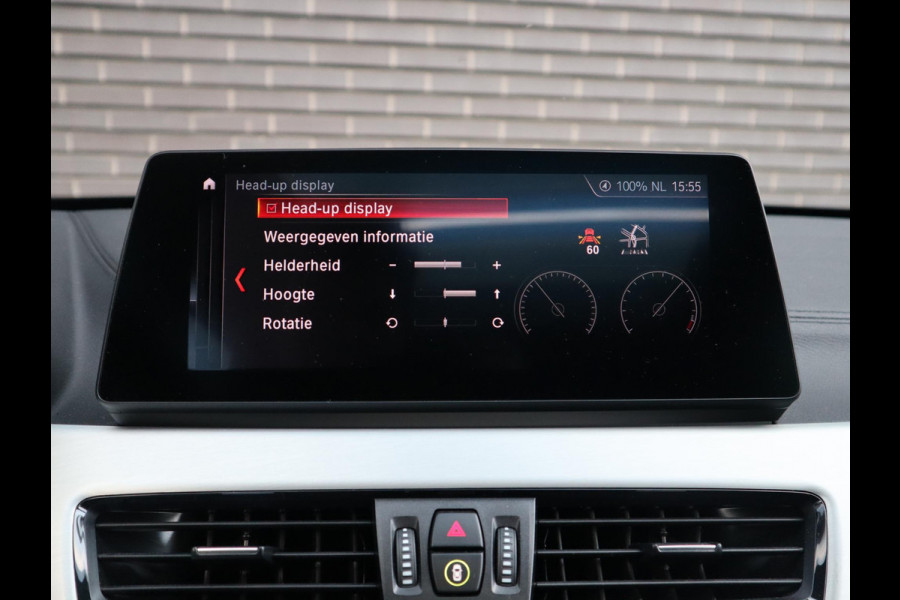 BMW X1 sDrive20i High Executive xLine Automaat / Navigatiesysteem Plus / Trekhaak / Panoramadak / Sportstoelen / Head-Up Display / Leder / Achteruitrijcamera / Stoelverwarming / DAB / 18 Inch