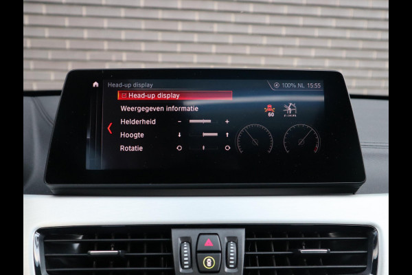 BMW X1 sDrive20i High Executive xLine Automaat / Navigatiesysteem Plus / Trekhaak / Panoramadak / Sportstoelen / Head-Up Display / Leder / Achteruitrijcamera / Stoelverwarming / DAB / 18 Inch