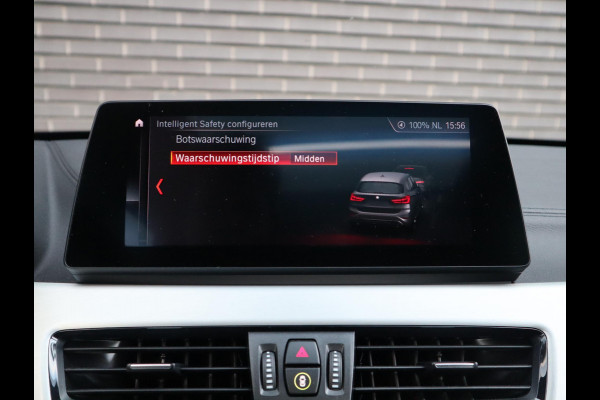 BMW X1 sDrive20i High Executive xLine Automaat / Navigatiesysteem Plus / Trekhaak / Panoramadak / Sportstoelen / Head-Up Display / Leder / Achteruitrijcamera / Stoelverwarming / DAB / 18 Inch
