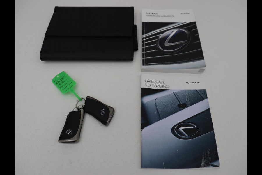 Lexus UX 300e Business 54 kWh | 1e eigenaar | Adaptive cruise | Carplay | Camera | Navigatie | Full LED | Elektrische stoelen | Climate control | Bluetooth