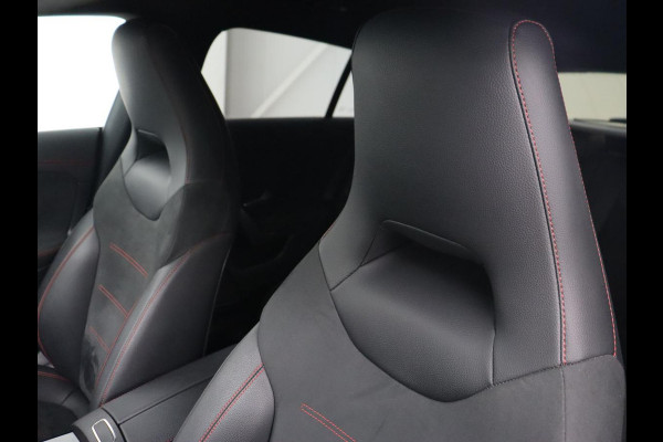 Mercedes-Benz CLA-Klasse 200 AMG | Stoelverwarming | Camera | Leder/Alcantara | Sfeerverlichting | Park Assist | Full LED | Navigatie | Widescreen | Climate control | Bluetooth | Cruise control