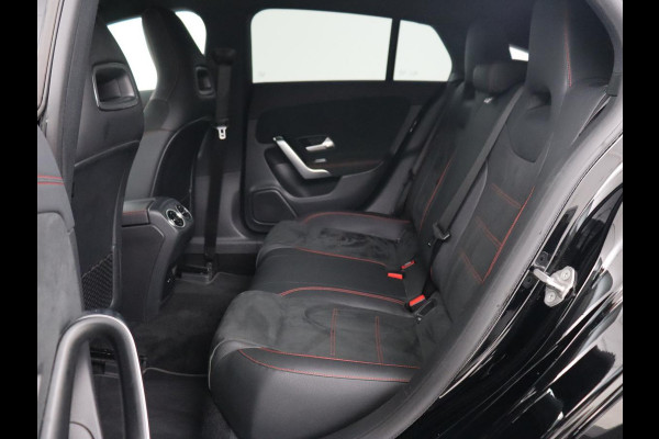 Mercedes-Benz CLA-Klasse 200 AMG | Stoelverwarming | Camera | Leder/Alcantara | Sfeerverlichting | Park Assist | Full LED | Navigatie | Widescreen | Climate control | Bluetooth | Cruise control
