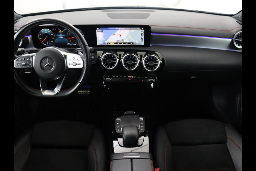 Mercedes-Benz CLA-Klasse 200 AMG | Stoelverwarming | Camera | Leder/Alcantara | Sfeerverlichting | Park Assist | Full LED | Navigatie | Widescreen | Climate control | Bluetooth | Cruise control