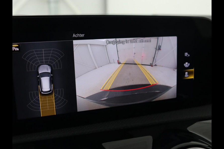 Mercedes-Benz CLA-Klasse 200 AMG | Stoelverwarming | Camera | Leder/Alcantara | Sfeerverlichting | Park Assist | Full LED | Navigatie | Widescreen | Climate control | Bluetooth | Cruise control