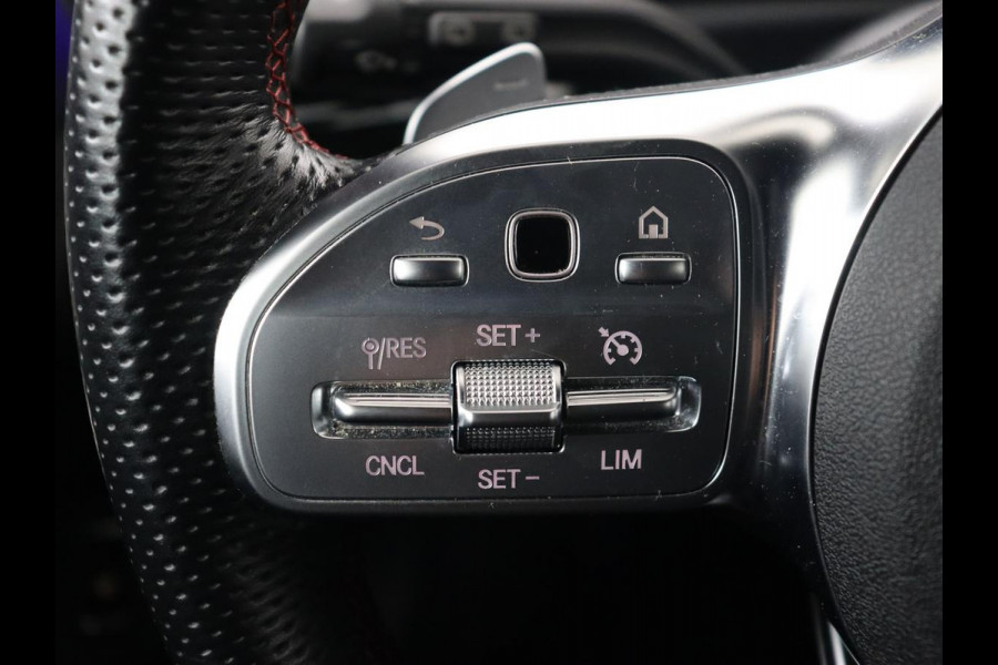 Mercedes-Benz CLA-Klasse 200 AMG | Stoelverwarming | Camera | Leder/Alcantara | Sfeerverlichting | Park Assist | Full LED | Navigatie | Widescreen | Climate control | Bluetooth | Cruise control