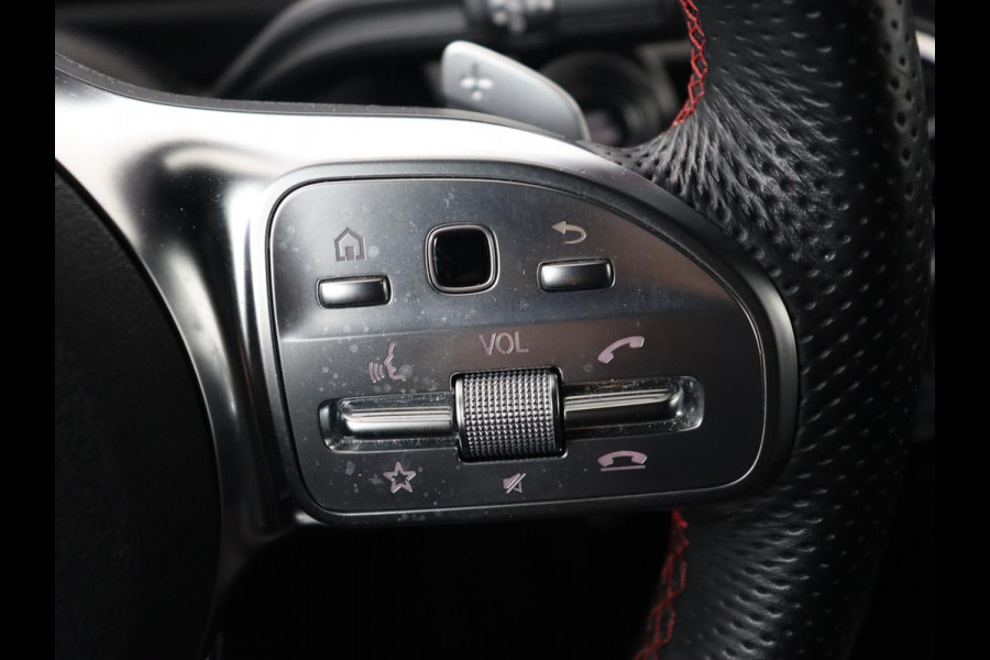 Mercedes-Benz CLA-Klasse 200 AMG | Stoelverwarming | Camera | Leder/Alcantara | Sfeerverlichting | Park Assist | Full LED | Navigatie | Widescreen | Climate control | Bluetooth | Cruise control