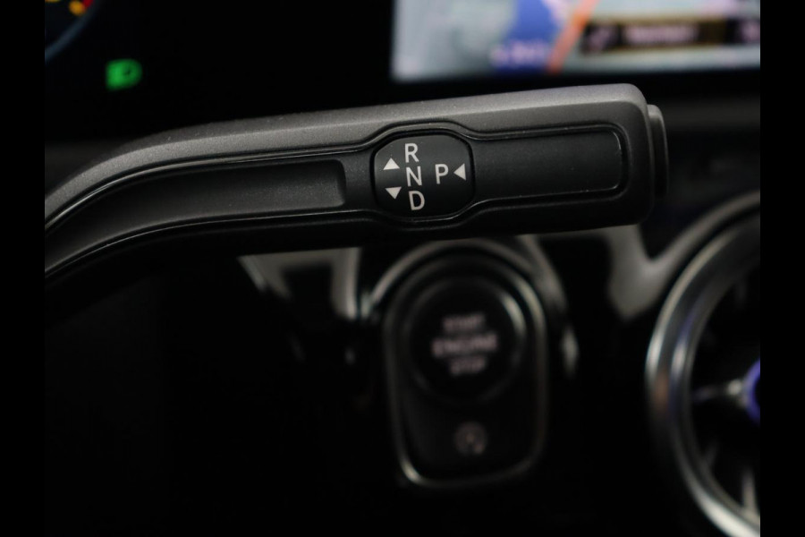 Mercedes-Benz CLA-Klasse 200 AMG | Stoelverwarming | Camera | Leder/Alcantara | Sfeerverlichting | Park Assist | Full LED | Navigatie | Widescreen | Climate control | Bluetooth | Cruise control