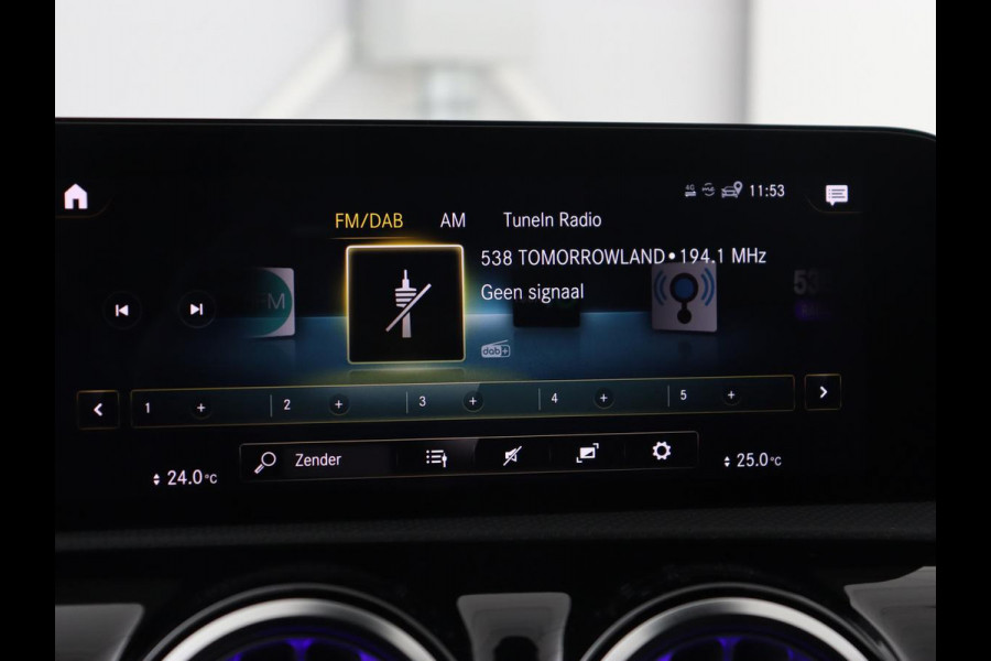 Mercedes-Benz CLA-Klasse 200 AMG | Stoelverwarming | Camera | Leder/Alcantara | Sfeerverlichting | Park Assist | Full LED | Navigatie | Widescreen | Climate control | Bluetooth | Cruise control