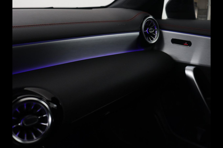 Mercedes-Benz CLA-Klasse 200 AMG | Stoelverwarming | Camera | Leder/Alcantara | Sfeerverlichting | Park Assist | Full LED | Navigatie | Widescreen | Climate control | Bluetooth | Cruise control