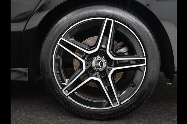 Mercedes-Benz CLA-Klasse 200 AMG | Stoelverwarming | Camera | Leder/Alcantara | Sfeerverlichting | Park Assist | Full LED | Navigatie | Widescreen | Climate control | Bluetooth | Cruise control
