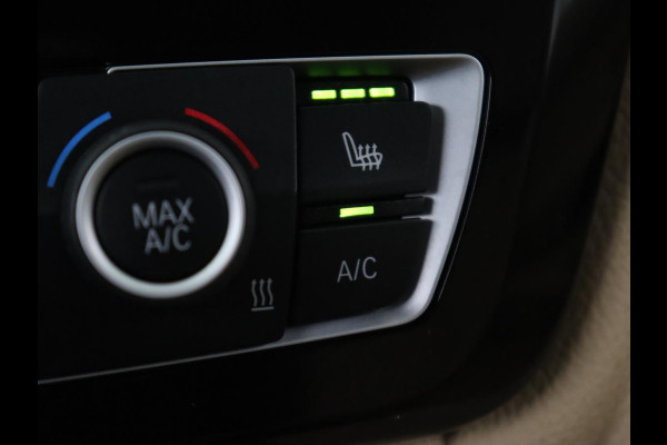 BMW 3 Serie 318i Luxury Edition | Leder | Stoelverwarming | Navigatie | Trekhaak | Full LED | Climate control | PDC | Cruise control