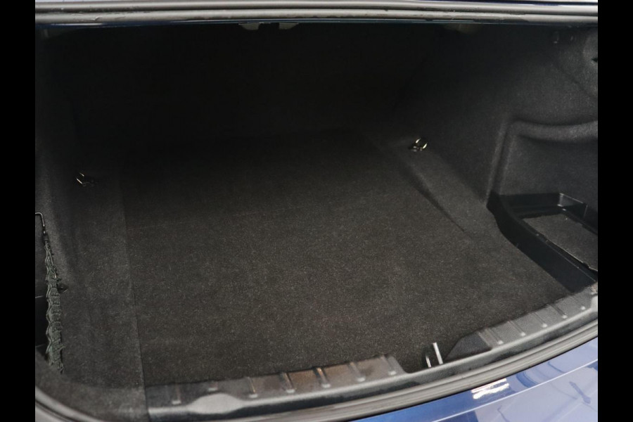 BMW 3 Serie 318i Luxury Edition | Leder | Stoelverwarming | Navigatie | Trekhaak | Full LED | Climate control | PDC | Cruise control