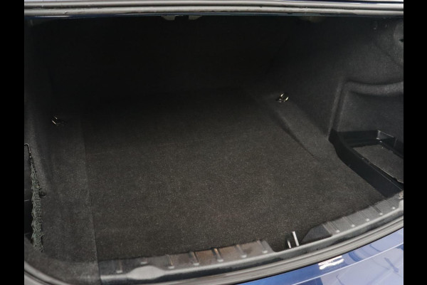 BMW 3 Serie 318i Luxury Edition | Leder | Stoelverwarming | Navigatie | Trekhaak | Full LED | Climate control | PDC | Cruise control