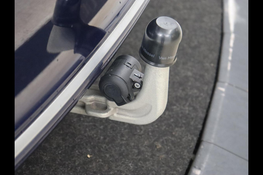 BMW 3 Serie 318i Luxury Edition | Leder | Stoelverwarming | Navigatie | Trekhaak | Full LED | Climate control | PDC | Cruise control