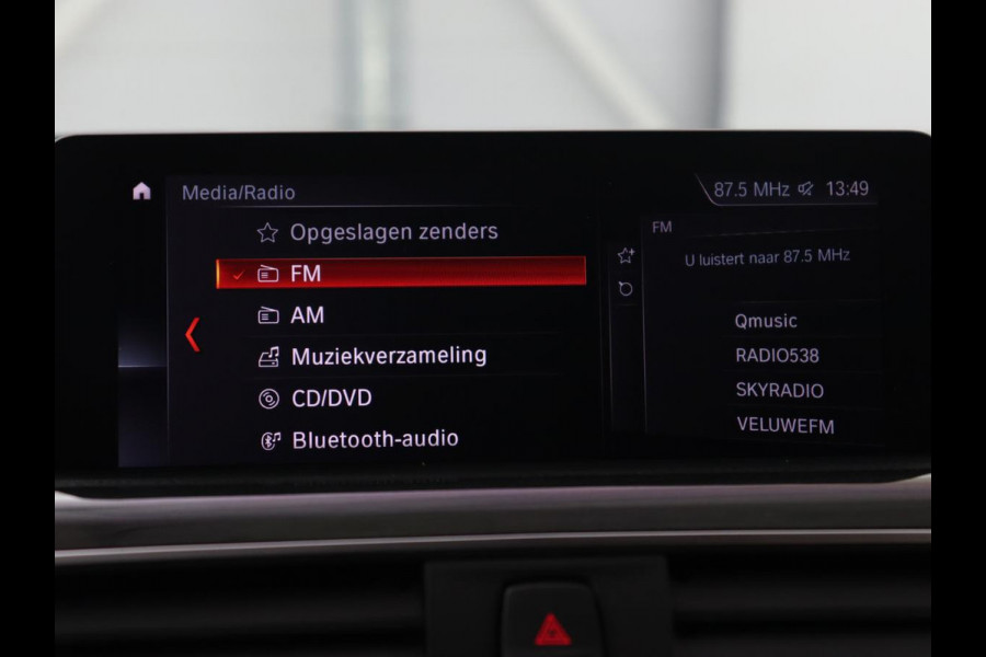BMW 3 Serie 318i Luxury Edition | Leder | Stoelverwarming | Navigatie | Trekhaak | Full LED | Climate control | PDC | Cruise control