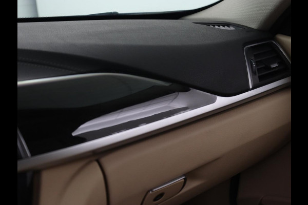 BMW 3 Serie 318i Luxury Edition | Leder | Stoelverwarming | Navigatie | Trekhaak | Full LED | Climate control | PDC | Cruise control