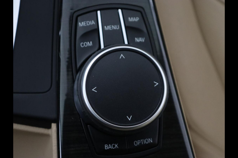 BMW 3 Serie 318i Luxury Edition | Leder | Stoelverwarming | Navigatie | Trekhaak | Full LED | Climate control | PDC | Cruise control