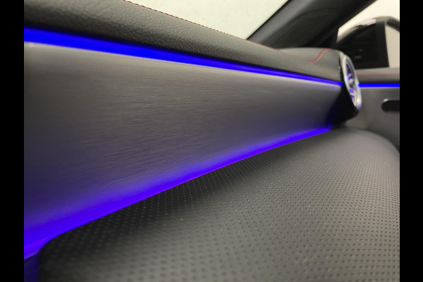 Mercedes-Benz CLA-Klasse Shooting Brake 180 Business Solution AMG Trekhaak Navigatie Camera Parkeersensoren Cruise Control AMG stoelen Stoelverwarming Sfeerverlichting Elektrische kofferklep Full Led Climate Control