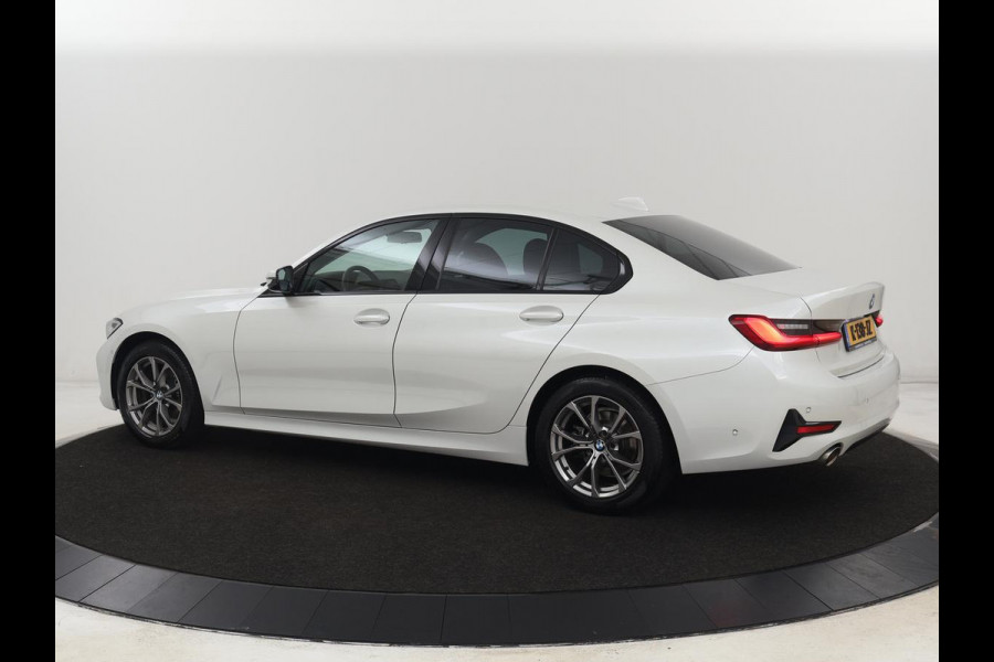 BMW 3 Serie 318i Sport Line | Carplay | Camera | Sportstoelen | Sfeerverlichting | Live Cockpit | Navigatie | Full LED | Half leder | Park Assist | Climate control | DAB | Cruise control | Bluetooth