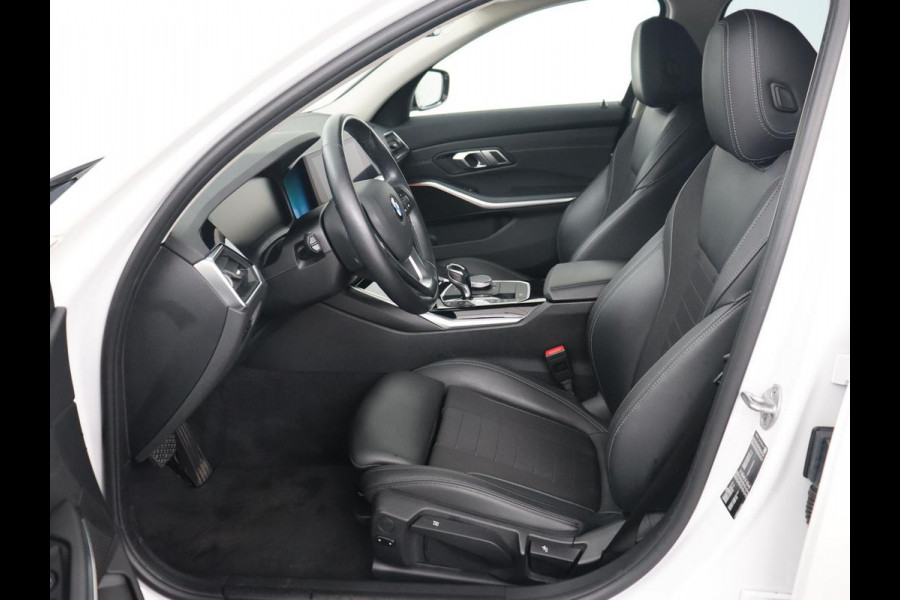 BMW 3 Serie 318i Sport Line | Carplay | Camera | Sportstoelen | Sfeerverlichting | Live Cockpit | Navigatie | Full LED | Half leder | Park Assist | Climate control | DAB | Cruise control | Bluetooth