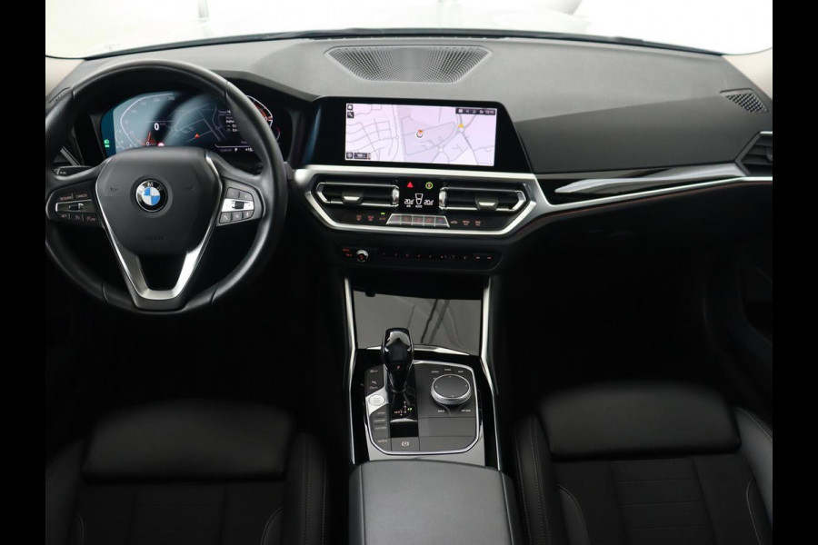 BMW 3 Serie 318i Sport Line | Carplay | Camera | Sportstoelen | Sfeerverlichting | Live Cockpit | Navigatie | Full LED | Half leder | Park Assist | Climate control | DAB | Cruise control | Bluetooth