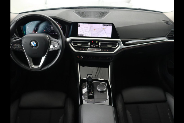 BMW 3 Serie 318i Sport Line | Carplay | Camera | Sportstoelen | Sfeerverlichting | Live Cockpit | Navigatie | Full LED | Half leder | Park Assist | Climate control | DAB | Cruise control | Bluetooth