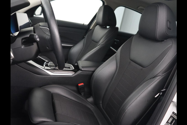BMW 3 Serie 318i Sport Line | Carplay | Camera | Sportstoelen | Sfeerverlichting | Live Cockpit | Navigatie | Full LED | Half leder | Park Assist | Climate control | DAB | Cruise control | Bluetooth