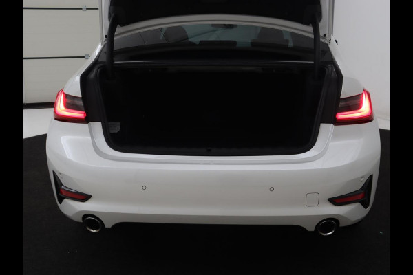 BMW 3 Serie 318i Sport Line | Carplay | Camera | Sportstoelen | Sfeerverlichting | Live Cockpit | Navigatie | Full LED | Half leder | Park Assist | Climate control | DAB | Cruise control | Bluetooth