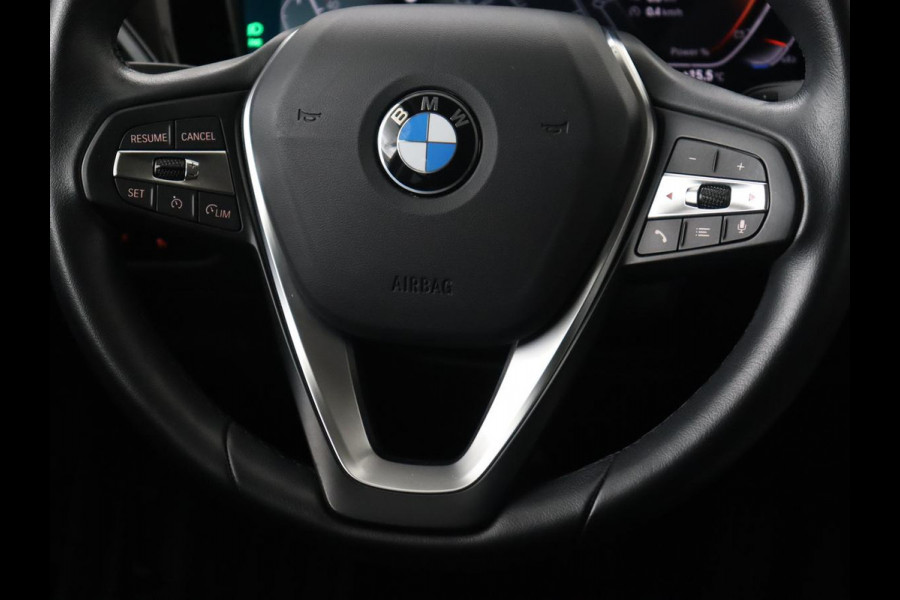 BMW 3 Serie 318i Sport Line | Carplay | Camera | Sportstoelen | Sfeerverlichting | Live Cockpit | Navigatie | Full LED | Half leder | Park Assist | Climate control | DAB | Cruise control | Bluetooth