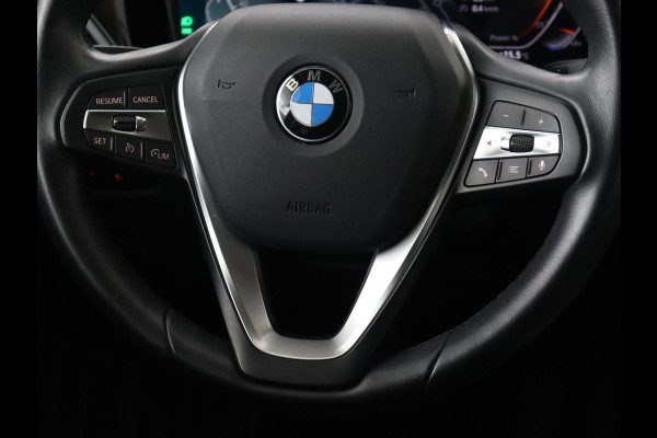 BMW 3 Serie 318i Sport Line | Carplay | Camera | Sportstoelen | Sfeerverlichting | Live Cockpit | Navigatie | Full LED | Half leder | Park Assist | Climate control | DAB | Cruise control | Bluetooth