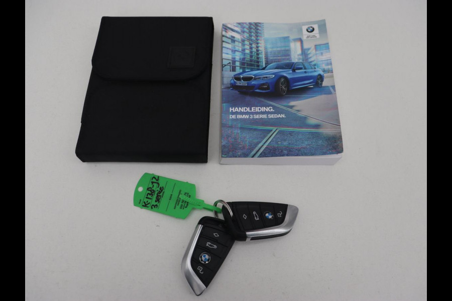 BMW 3 Serie 318i Sport Line | Carplay | Camera | Sportstoelen | Sfeerverlichting | Live Cockpit | Navigatie | Full LED | Half leder | Park Assist | Climate control | DAB | Cruise control | Bluetooth