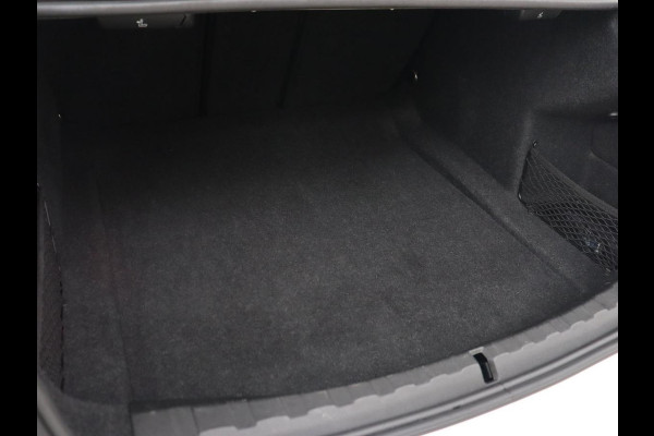 BMW 3 Serie 318i Sport Line | Carplay | Camera | Sportstoelen | Sfeerverlichting | Live Cockpit | Navigatie | Full LED | Half leder | Park Assist | Climate control | DAB | Cruise control | Bluetooth