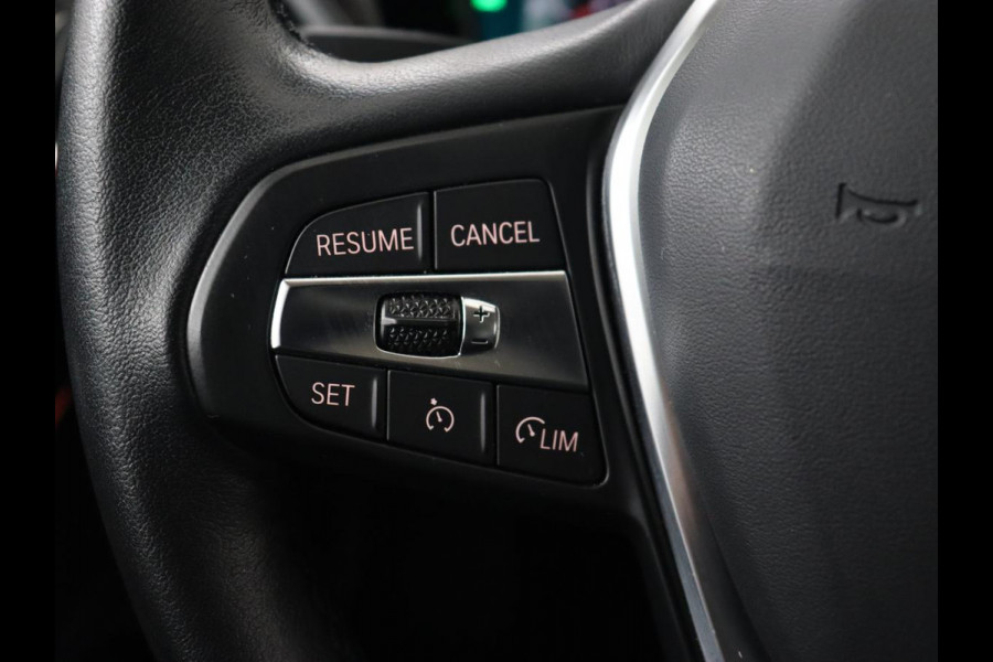 BMW 3 Serie 318i Sport Line | Carplay | Camera | Sportstoelen | Sfeerverlichting | Live Cockpit | Navigatie | Full LED | Half leder | Park Assist | Climate control | DAB | Cruise control | Bluetooth