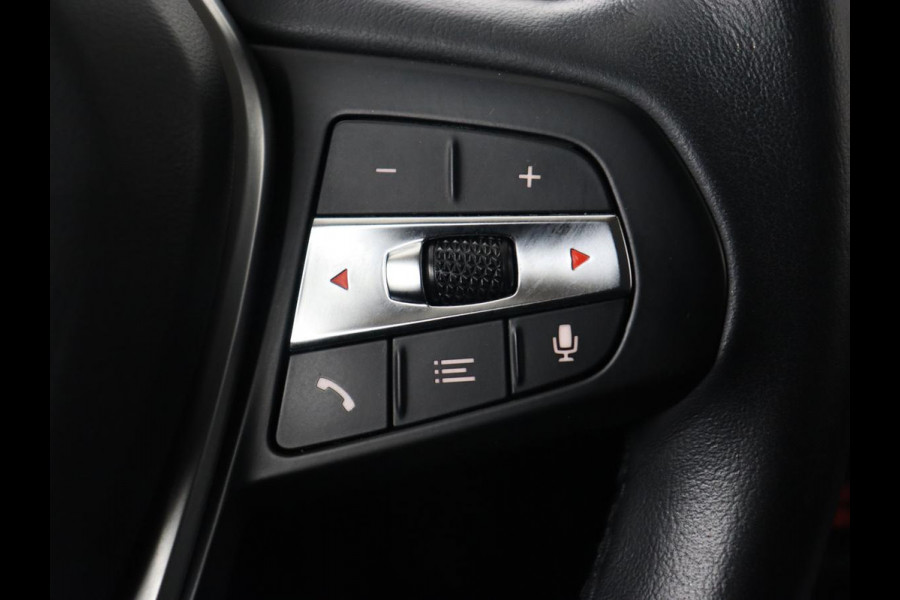 BMW 3 Serie 318i Sport Line | Carplay | Camera | Sportstoelen | Sfeerverlichting | Live Cockpit | Navigatie | Full LED | Half leder | Park Assist | Climate control | DAB | Cruise control | Bluetooth