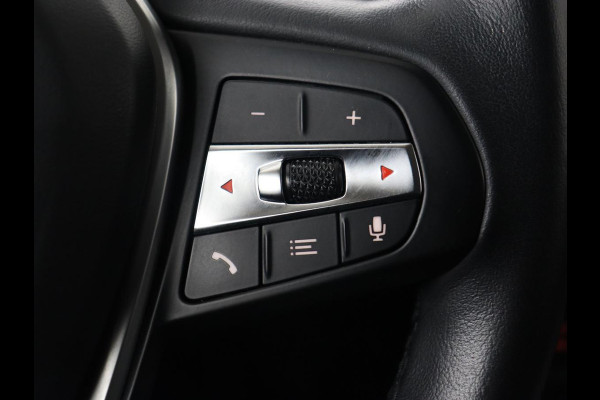 BMW 3 Serie 318i Sport Line | Carplay | Camera | Sportstoelen | Sfeerverlichting | Live Cockpit | Navigatie | Full LED | Half leder | Park Assist | Climate control | DAB | Cruise control | Bluetooth