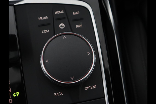 BMW 3 Serie 318i Sport Line | Carplay | Camera | Sportstoelen | Sfeerverlichting | Live Cockpit | Navigatie | Full LED | Half leder | Park Assist | Climate control | DAB | Cruise control | Bluetooth