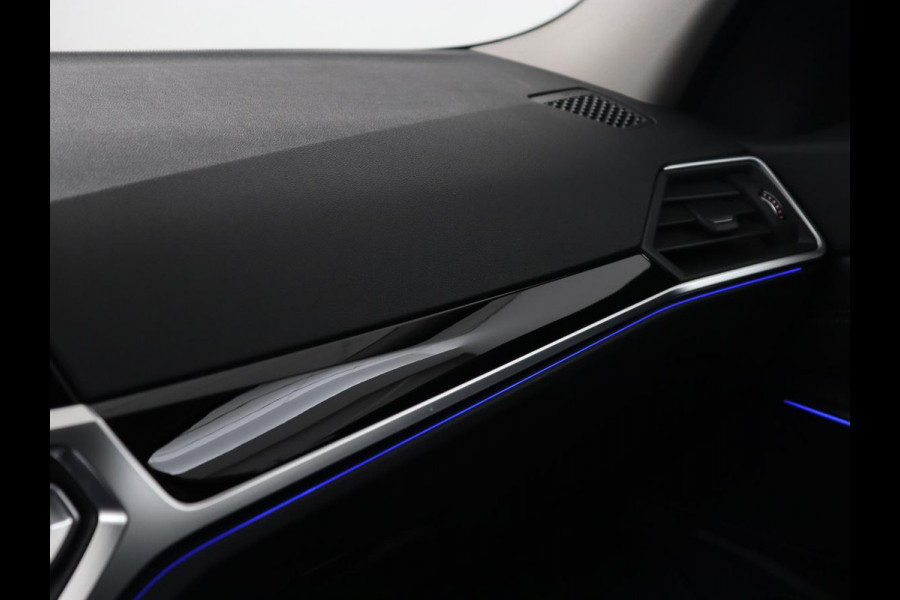 BMW 3 Serie 318i Sport Line | Carplay | Camera | Sportstoelen | Sfeerverlichting | Live Cockpit | Navigatie | Full LED | Half leder | Park Assist | Climate control | DAB | Cruise control | Bluetooth