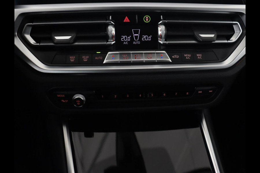 BMW 3 Serie 318i Sport Line | Carplay | Camera | Sportstoelen | Sfeerverlichting | Live Cockpit | Navigatie | Full LED | Half leder | Park Assist | Climate control | DAB | Cruise control | Bluetooth