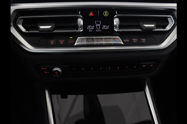 BMW 3 Serie 318i Sport Line | Carplay | Camera | Sportstoelen | Sfeerverlichting | Live Cockpit | Navigatie | Full LED | Half leder | Park Assist | Climate control | DAB | Cruise control | Bluetooth