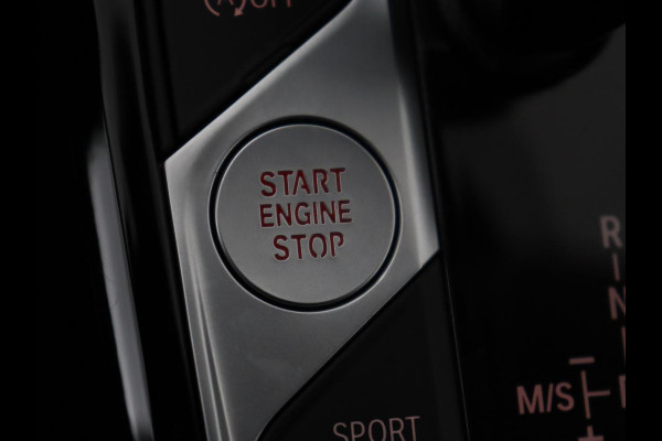 BMW 3 Serie 318i Sport Line | Carplay | Camera | Sportstoelen | Sfeerverlichting | Live Cockpit | Navigatie | Full LED | Half leder | Park Assist | Climate control | DAB | Cruise control | Bluetooth