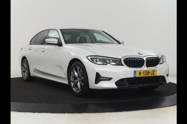 BMW 3 Serie 318i Sport Line | Carplay | Camera | Sportstoelen | Sfeerverlichting | Live Cockpit | Navigatie | Full LED | Half leder | Park Assist | Climate control | DAB | Cruise control | Bluetooth