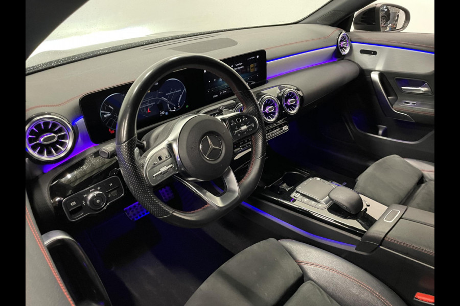 Mercedes-Benz CLA-Klasse Shooting Brake 180 Business Solution AMG Trekhaak Navigatie Camera Parkeersensoren Cruise Control AMG stoelen Stoelverwarming Sfeerverlichting Elektrische kofferklep Full Led Climate Control