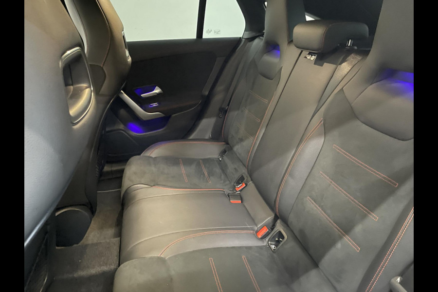 Mercedes-Benz CLA-Klasse Shooting Brake 180 Business Solution AMG Trekhaak Navigatie Camera Parkeersensoren Cruise Control AMG stoelen Stoelverwarming Sfeerverlichting Elektrische kofferklep Full Led Climate Control