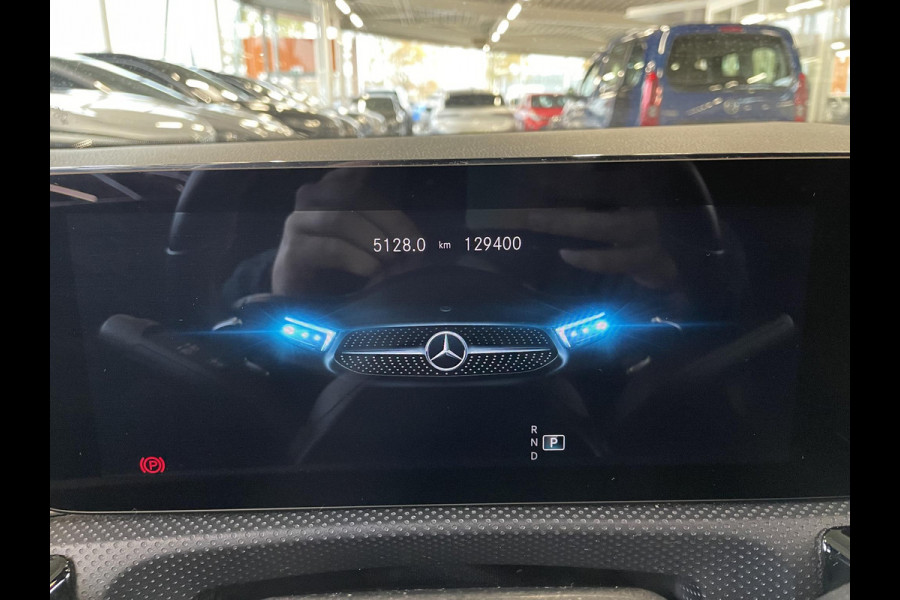 Mercedes-Benz CLA-Klasse Shooting Brake 180 Business Solution AMG Trekhaak Navigatie Camera Parkeersensoren Cruise Control AMG stoelen Stoelverwarming Sfeerverlichting Elektrische kofferklep Full Led Climate Control