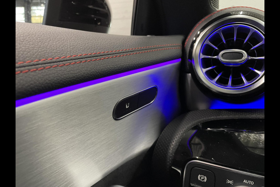 Mercedes-Benz CLA-Klasse Shooting Brake 180 Business Solution AMG Trekhaak Navigatie Camera Parkeersensoren Cruise Control AMG stoelen Stoelverwarming Sfeerverlichting Elektrische kofferklep Full Led Climate Control