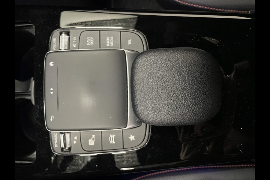 Mercedes-Benz CLA-Klasse Shooting Brake 180 Business Solution AMG Trekhaak Navigatie Camera Parkeersensoren Cruise Control AMG stoelen Stoelverwarming Sfeerverlichting Elektrische kofferklep Full Led Climate Control