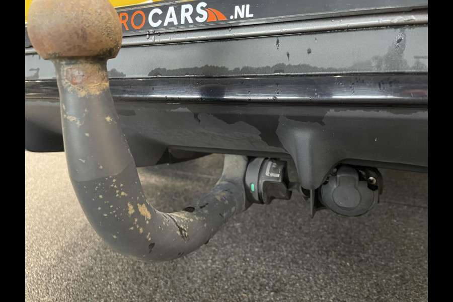 Mercedes-Benz CLA-Klasse Shooting Brake 180 Business Solution AMG Trekhaak Navigatie Camera Parkeersensoren Cruise Control AMG stoelen Stoelverwarming Sfeerverlichting Elektrische kofferklep Full Led Climate Control