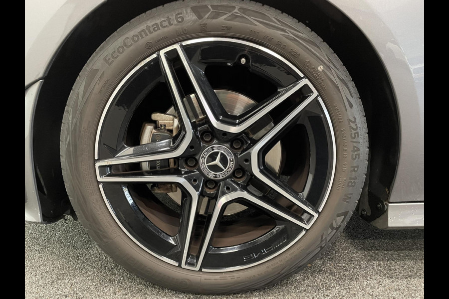 Mercedes-Benz CLA-Klasse Shooting Brake 180 Business Solution AMG Trekhaak Navigatie Camera Parkeersensoren Cruise Control AMG stoelen Stoelverwarming Sfeerverlichting Elektrische kofferklep Full Led Climate Control